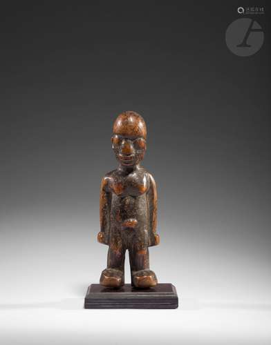 Une belle statuette batéba se tenant debout les bras le long du corps.Lobi, Burkina FasoBois, très