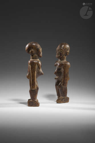 Un couple de statuettes batébaLobi, Burkina FasoBois, usures et petits manques, belle patine d'