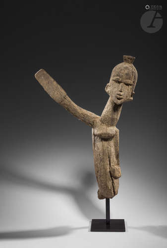 Un buste d'une ancienne statuette batéba, un bras le long du corps et l'autre levé sculpté en