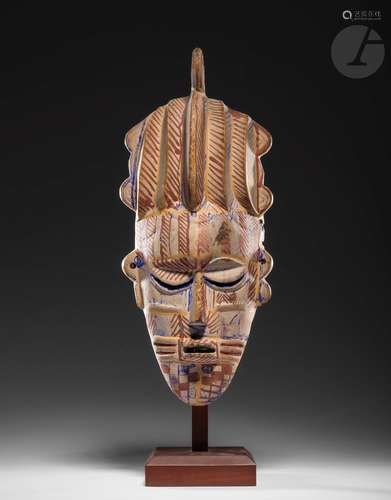 Un rare et ancien masque du Do polychrome.Il est possible que le masque précédent constituait une