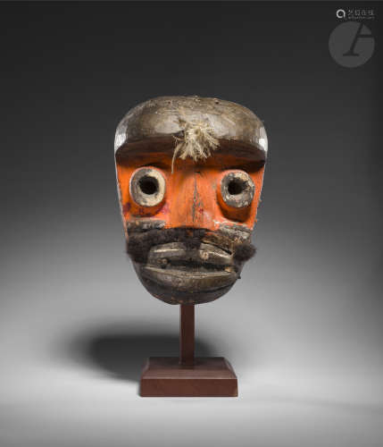 Un ancien masque polychrome.Le pigment orange atteste du caractère masculin de ce masque.Wé, Côte