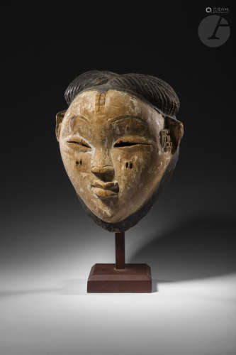 Un ancien masque de type mukuyi-mukuji scarifié au visage et aux tempes, à la coiffe en chignons