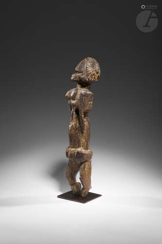 Une ancienne statuette féminine rappelant certains styles de Bombou-Toro et témoignant de nombreux