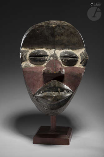 Un ancien masque polychrome.Le pigment blanc, souvent du kaolin, atteste du caractère féminin du