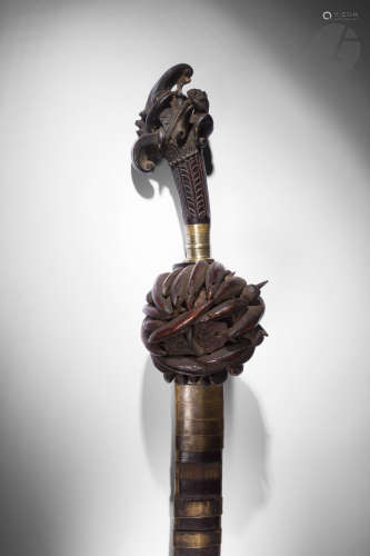 Un ancien et beau sabre balato ou balatu sebua à la poignée richement sculptée d'une gueule