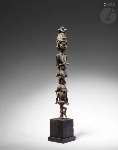 Une rare et ancienne sculpture-piquet cérémonielle Janus de l'ancienne société Osugbo/Ogboni ornée