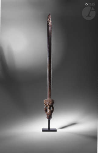 Un rare porte couteau orné aux extrémités de sculptures du Dragon mythique Aso.Dayak, Île de Bornéo,