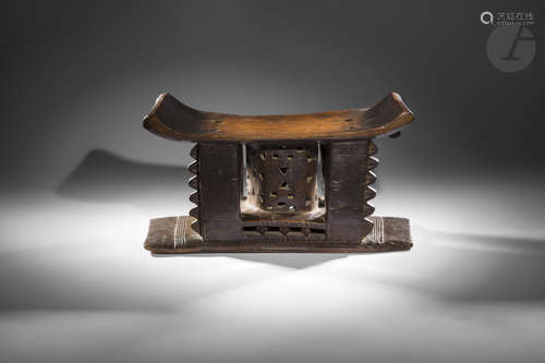 Un ancien tabouret à décors gravés et ajourés.Ashanti, GhanaBois, usures et petits accidents