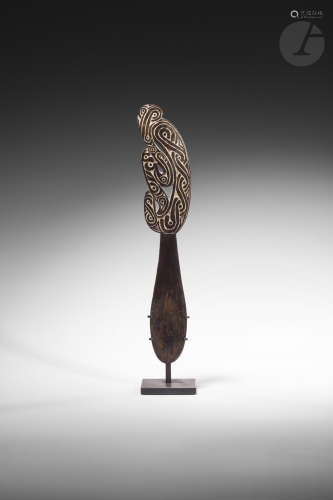 Une élégante spatule à chaux à décors gravés en volutes entrelacées d'un personnage ou d'un animal