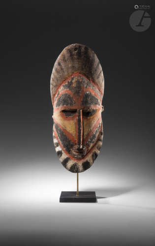Un masque ornemental percé en partie haute, probable masque à igname, ou tronqué d'une ancienne