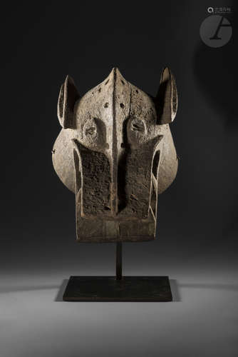 Un beau et ancien masque heaume zoomorphe de la société du Komo (ou Koma).La grande gueule béante et