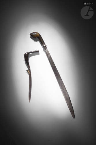 Un lot réunissant un ancien sabre à lame damassée et un poignard, tous deux aux poignées en corne.