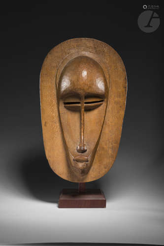 Un élégant masque à large collerette.Ce masque, fort probablement sculpté entre les années 1930 et