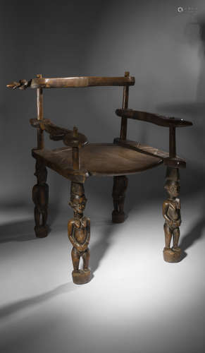 Une ancienne grande chaise de chef ou de notable kafwokonkolo aux pieds sculptés de statuettes