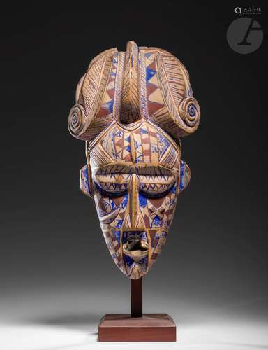 Un rare et ancien masque du Do polychrome.Les masque du Do sortent et dansent plusieurs jours durant