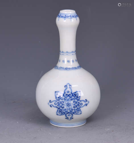 Blue And White Porcelain Garlic Vase With Mark