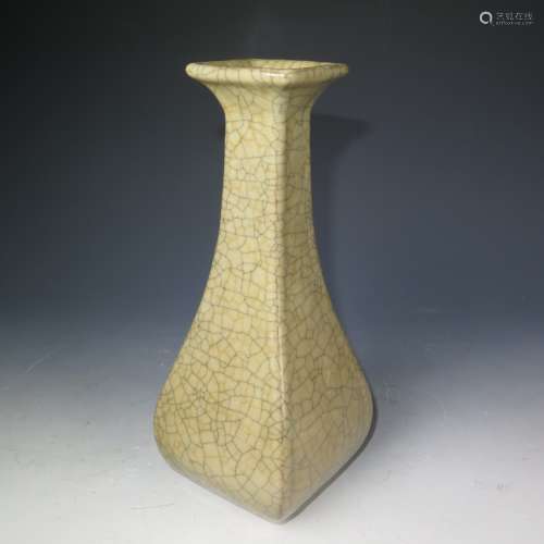 Chinese Ge-Type Crackle Glazed Porcelain Vase