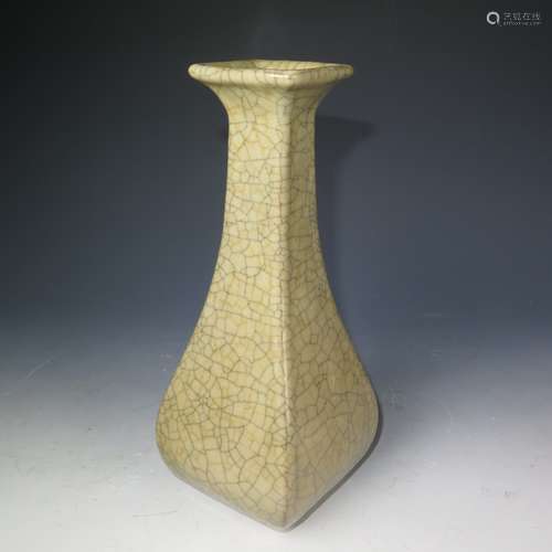 Chinese Ge-Type Crackle Glazed Porcelain Vase