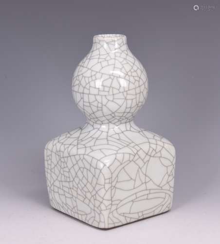 Chinese Guan Ge Type  Glaze Porcelain Vase With Mark