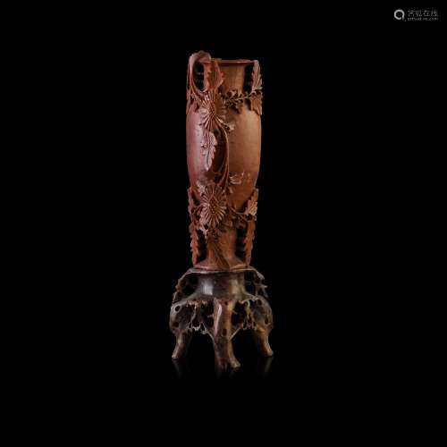 SOAPSTONE TALL VASE WITH STAND                         LATE QING DYNASTY-REPUBLIC PERIOD, 19TH-20TH CENTURY
