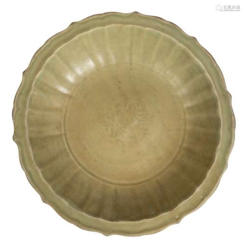 LONGQUAN CELADON PETAL-RIMMED DISH                         MING DYNASTY