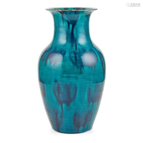 TURQUOISE-GLAZED VASE                         QING DYNASTY, 18TH-19TH CENTURY