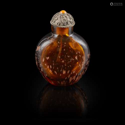 GOLD-SPLASHED AMBER GLASS SNUFF BOTTLE                         QING DYNASTY, 19TH CENTURY