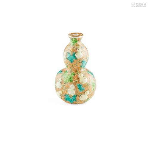 FAMILLE ROSE DOUBLE-GOURD SNUFF BOTTLE                         QIANLONG MARK BUT LATER