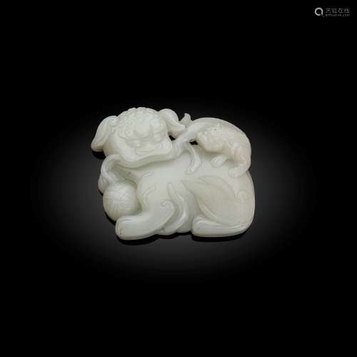 WHITE JADE 'LION AND CUB' BELT HOOK                         QING DYNASTY, 18TH CENTURY