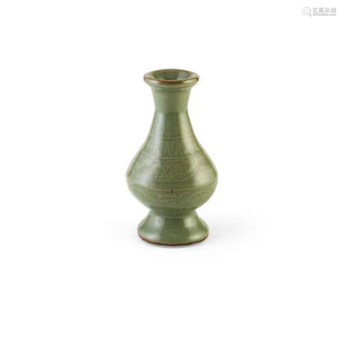 LONGQUAN CELADON-GLAZED 'HU' VASE