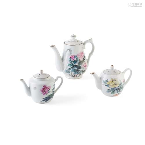 GROUP OF THREE FAMILLE ROSE TEAPOTS