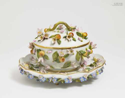 Small tureen with cover and presentoir
