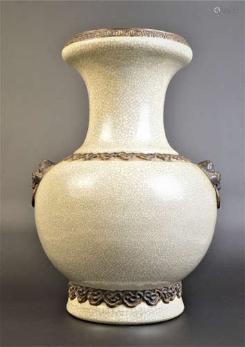 A GE-TYPE BOTTLE VASE QING DYNASTY