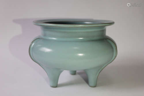 A LONGQUAN CELADON TRIPOD CENSER