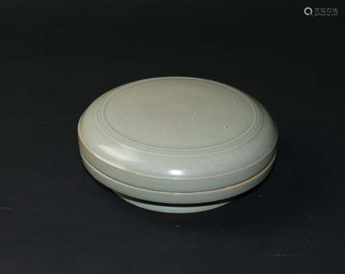 A CELADON GLAZED COSMETIC BOX