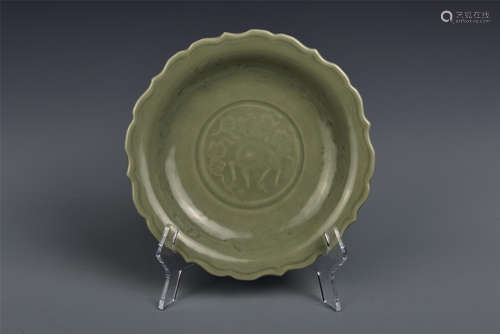 A LONGQUAN CELADON GLAZED LOBED DISH MING DYANSTY