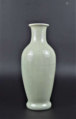 A CELADON GLAZED VASE QING DYNASTY