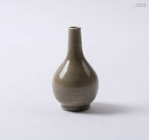 A GE PEAR SHAPED VASE QING DYNASTY