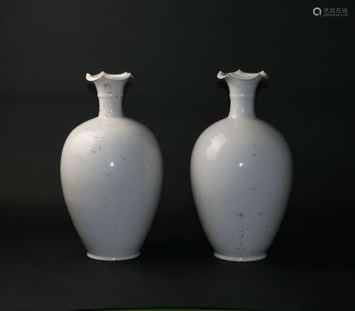 MATCHED PAIR TING VASES