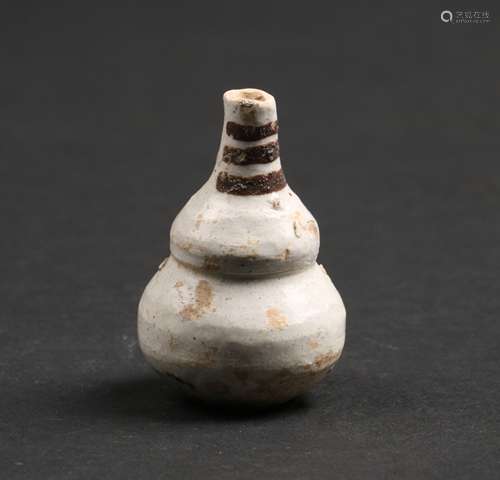 A WHITE GLAZED DOUBLE GOURD SHAPED VASE