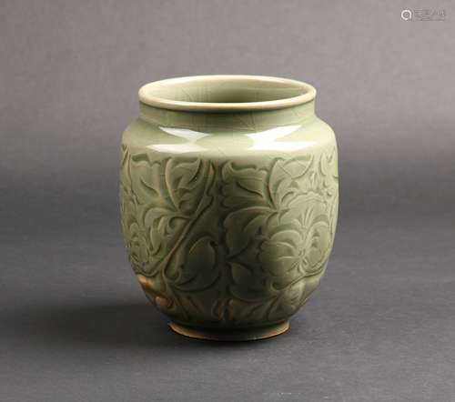 AN INCISED YAOZHOU JAR