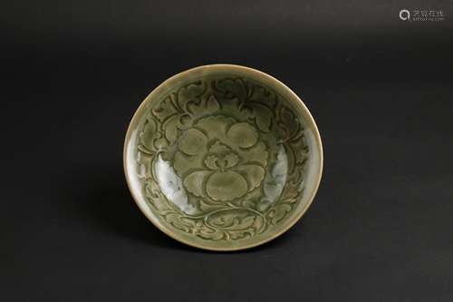 AN INCISED YAOZHOU DISH