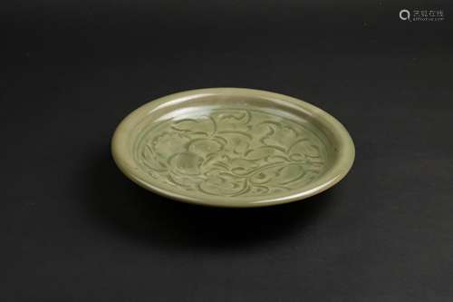 AN INCISED YAOZHOU PLATE