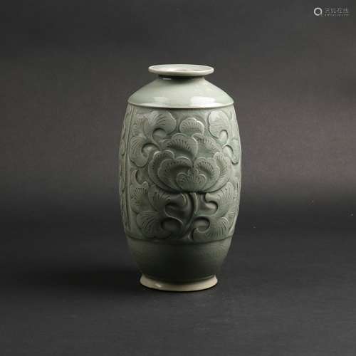 AN INCISED YAOZHOU VASE