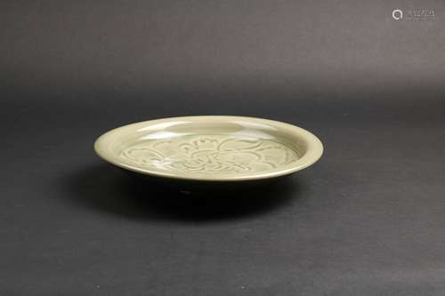 AN INCISED YAOZHOU PLATE