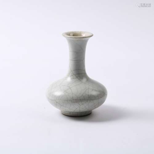 A GUAN DECORATIVE VASE QING DYNASTY