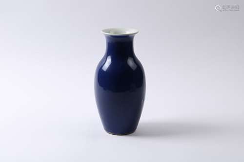 A BLUE GLAZED VASE QING DYNASTY