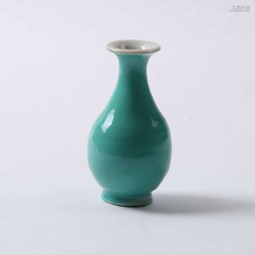 A TURQUOISE GREEN GLAZED YUHUCHUNPING QING DYNASTY