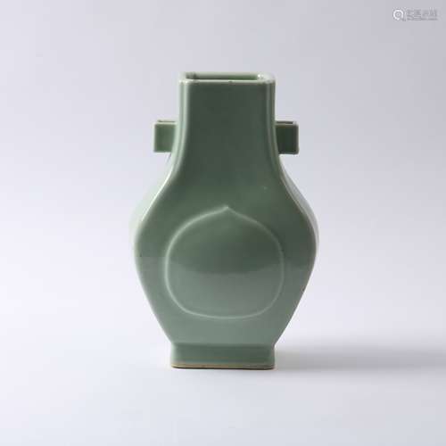 A CELADON ARROW VASE QING DYNASTY