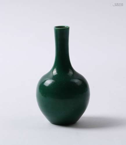 A GREEN GLAZED DECORATIVE VASE QING DYNASTY